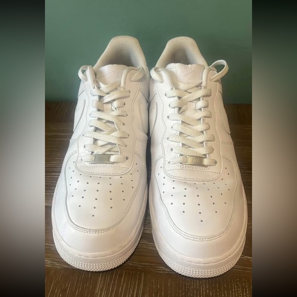 Men's Nike Air Force 1 White Sneakers - Picture 1 of 6